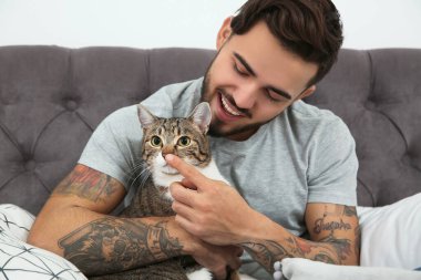 Evde kedisi olan mutlu bir adam. Dost canlısı.