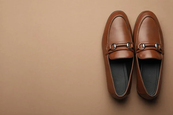 Pár stylových pánských bot na hnědém pozadí, horní pohled. Mezera — Stock fotografie