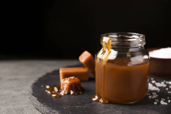 Delicioso Caramelo Salgado Mesa Cinza Claro — Fotografia de Stock