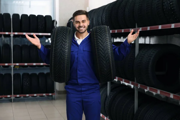 Male Mechanic Car Tires Auto Store — 스톡 사진