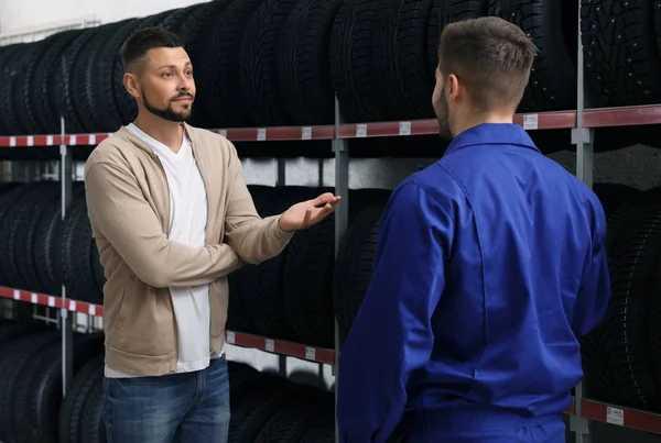 Mechanic Helping Client Choose Car Tire Auto Store — ストック写真