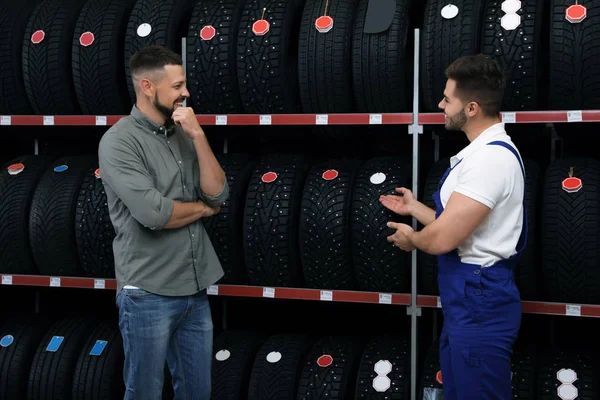 Mechanic Helping Client Choose Car Tire Auto Store — ストック写真