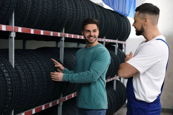 Mechanik Pomáhá Klientovi Vybrat Auto Pneumatiky Obchodě — Stock fotografie