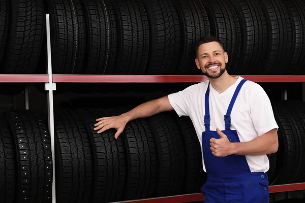 Male Mechanic Rack Car Tires Auto Store — 스톡 사진