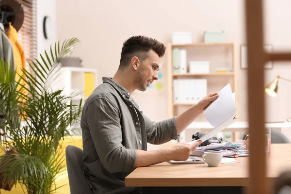 Journaliste Avec Papiers Sur Lieu Travail Bureau — Photo