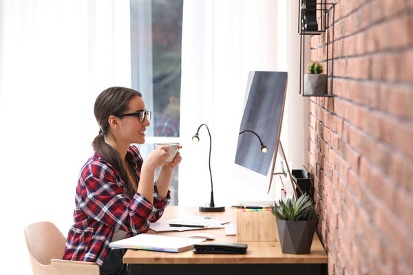 Профессиональный журналист работает с компьютером в офисе
