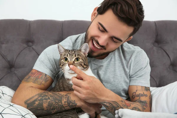 家で猫と一緒に幸せな男 優しいペット — ストック写真