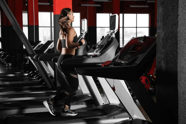 Jeune Femme Travaillant Sur Tapis Roulant Dans Salle Gym Moderne — Photo