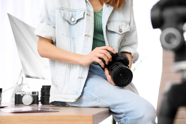 Fotógrafo profissional com câmera trabalhando no escritório, close-up — Fotografia de Stock