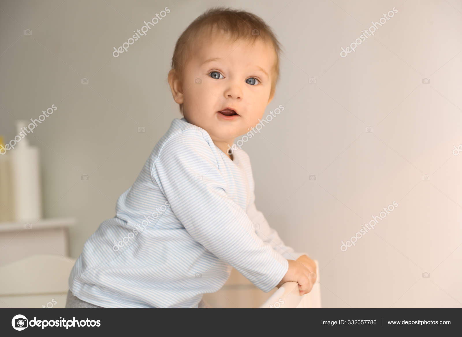 Evdeki Beşiğinde Küçük Şirin Bir Bebek Stok fotoğrafçılık ©NewAfrica