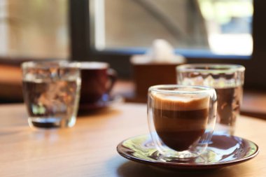 Kafedeki ahşap sehpanın üzerinde romatik kahve. Metin için boşluk