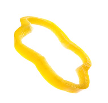 Sarı dolma biber dilimi beyaza izole edilmiş.