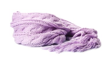 Violet beyaz üzerine izole edilmiş bir eşarp ördü. Sıcak aksesuar