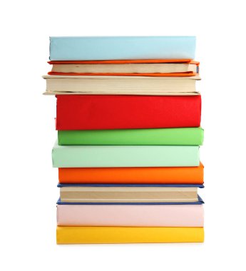 Beyaza izole edilmiş renkli kitap yığını