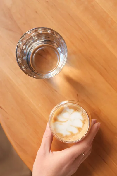 Femme Avec Café Aromatique Table Dans Café Vue Sur Dessus — Photo