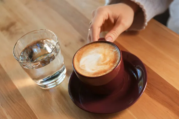 Wanita Dengan Kopi Aromatik Meja Kafe Closeup — Stok Foto