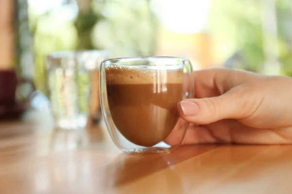 Wanita Dengan Kopi Aromatik Meja Kafe Closeup — Stok Foto