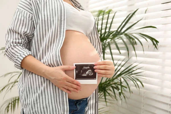 Schwangere Mit Ultraschallbild Ihres Babys Hause Nahaufnahme — Stockfoto