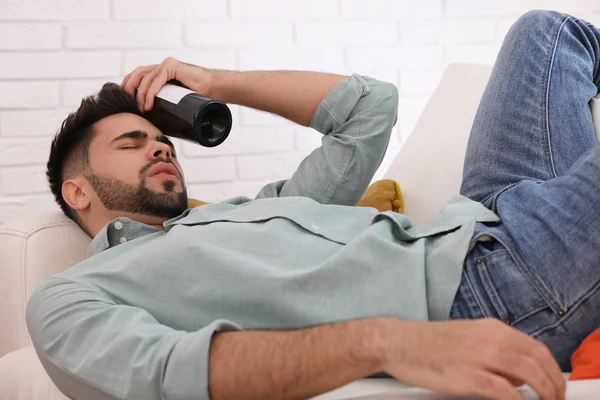 Joven Que Sufre Resaca Habitación Después Fiesta —  Fotos de Stock