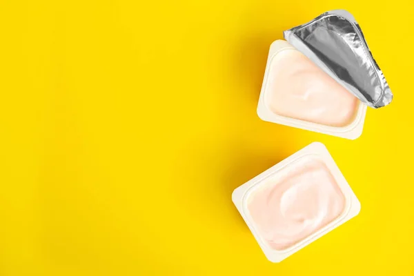 Sabroso Yogur Orgánico Sobre Fondo Amarillo Puesta Plana Espacio Para — Foto de Stock