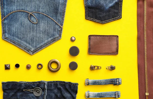Platte Lay Compositie Met Kledingtoebehoren Knipdetails Voor Jeans Gele Achtergrond — Stockfoto