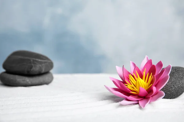 Zen Garten Schöne Lotusblume Und Stein Auf Weißem Sand — Stockfoto