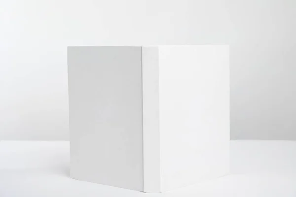Livro Com Capa Branco Sobre Fundo Branco — Fotografia de Stock
