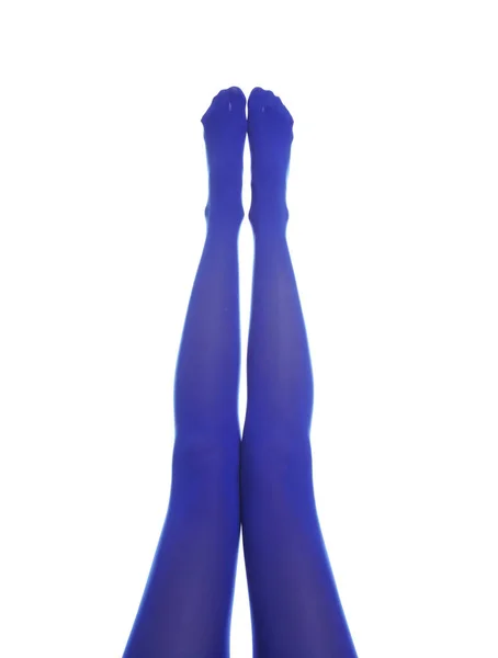 Frau trägt blaue Strumpfhosen auf weißem Hintergrund, Nahaufnahme der Beine — Stockfoto