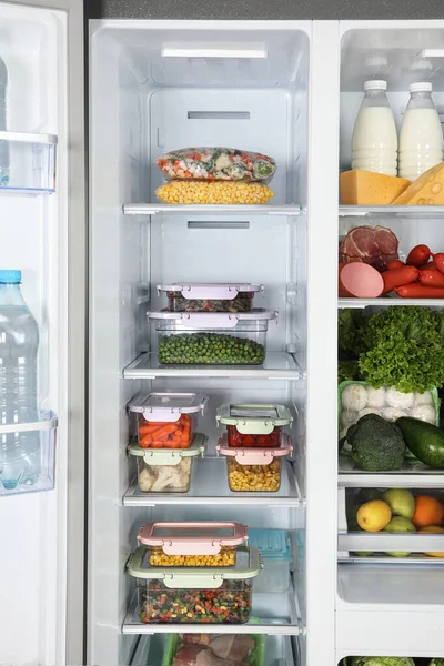 Offener Kühlschrank Voll Mit Verschiedenen Frischen Produkten — Stockfoto