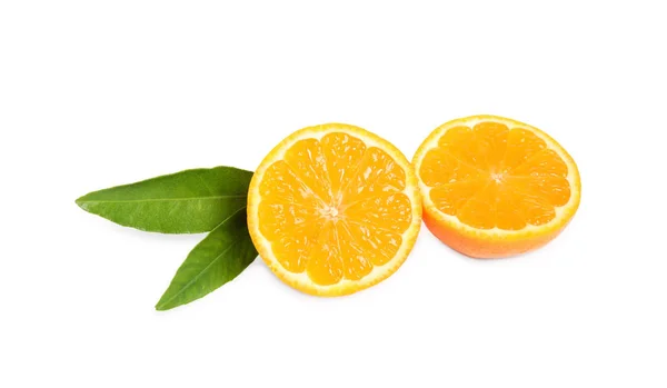 Halvor Färsk Mogen Mandarin Med Blad Isolerade Vitt Citrusfrukter — Stockfoto