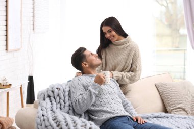 Mutlu çift evde birlikte vakit geçiriyor. Kış tatili