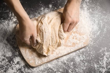 Gri masadaki mangırlı kadın, üst manzara. Makarna yapmak