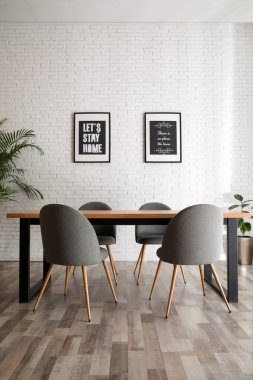 Modern yemek odasının içi şık mobilyalarla dolu.