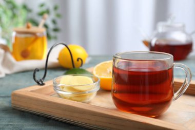 Ballı, zencefilli ve limonlu lezzetli çay.