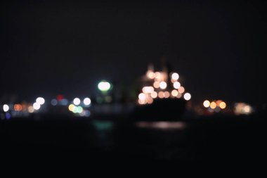 Gece yollarda toplu taşıma aracının bulanık görüntüsü. Bokeh etkisi