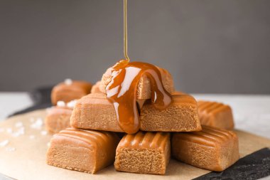 Şekerlerin üzerine tuzlu karamel dök, yakından bak.