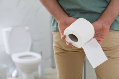 Tuvalet kağıdı olan adam hemoroitten muzdarip.