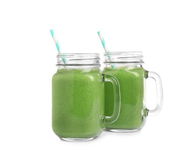 Beyaz arka planda taze lahana püresi.