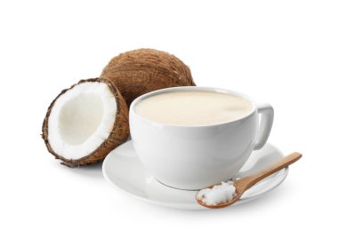 Beyaz üzerine organik hindistan cevizi yağı izole edilmiş lezzetli kahve.