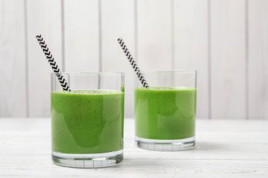 Beyaz ahşap masada lezzetli lahana püresi.