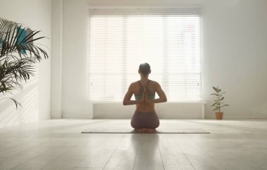Kadın yoga stüdyosunda namaste ile vajina çalışıyor.