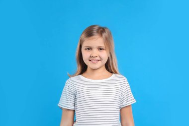 Açık mavi arka planda şirin bir kız.