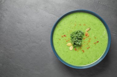 Gri masada leziz lahana çorbası, üst manzara. Metin için boşluk