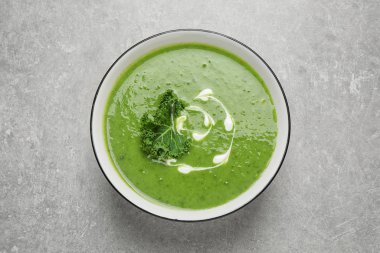 Gri masada lezzetli lahana çorbası, üst manzara.