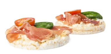 Beyaz üzerine izole edilmiş jambon, domates ve fesleğenli pirinç kekleri.