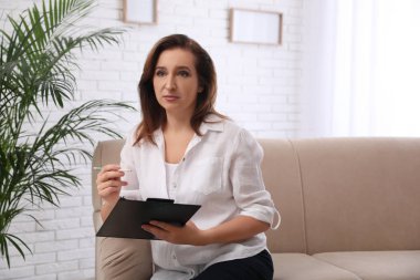 Ofisteki kanepede panosu olan psikoterapist portresi.