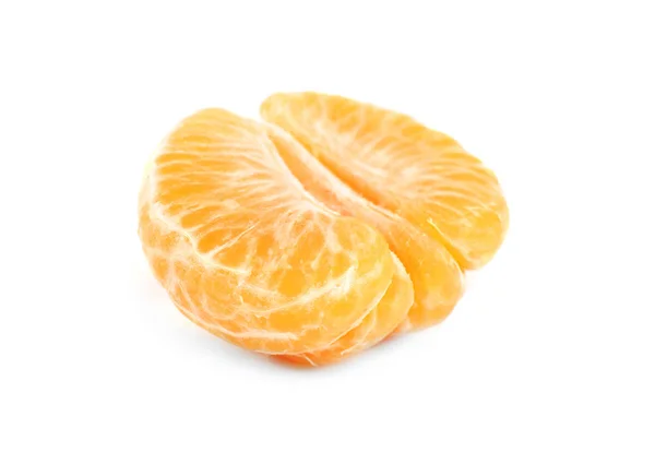 Mandarina jugosa fresca pelada aislada en blanco — Foto de Stock