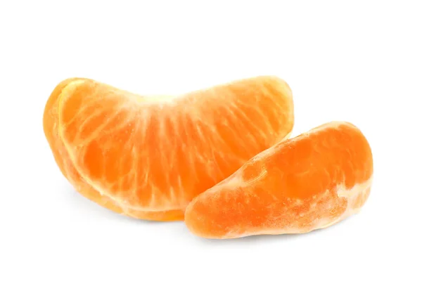 Segmentos jugosos frescos de mandarina aislados en blanco — Foto de Stock