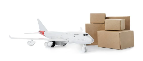 Samolot zabawki z pudełkami odizolowanymi na biało. Logistyka i sprzedaż hurtowa — Zdjęcie stockowe