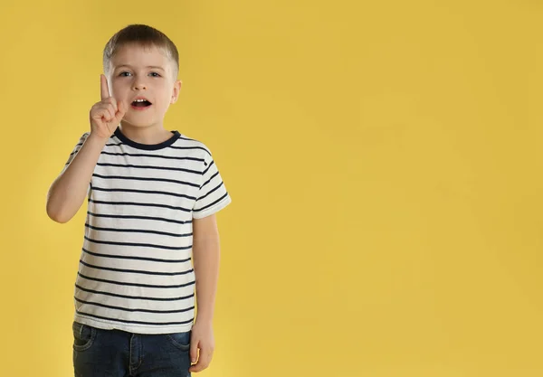 Porträt Eines Kleinen Jungen Auf Gelbem Hintergrund Raum Für Text — Stockfoto